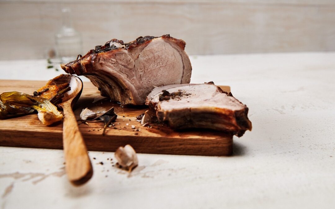 Schweinskotelett am Stück mit Knoblauch und Salbei