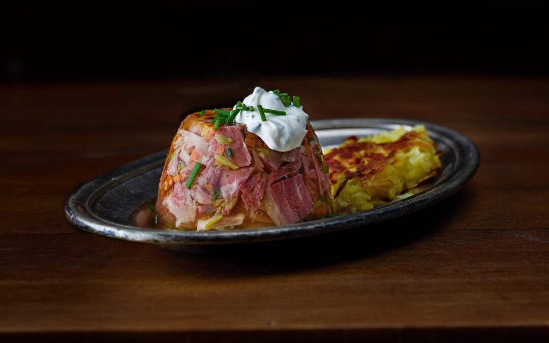 Schweinshaxen-Sülze mit Schnittlauch-Joghurt