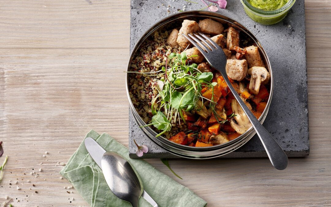 Kürbis-Schweinefleisch-Bowl mit Quinoa und Ofengemüse