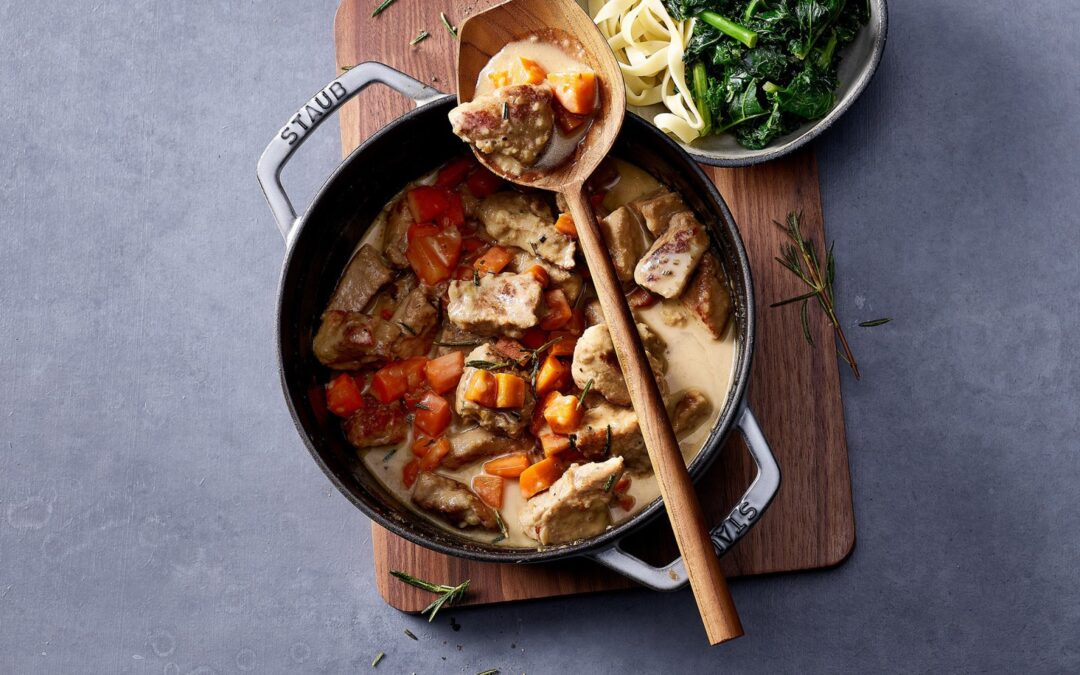 Schweinsragout an Weissweinsauce mit Nudeln