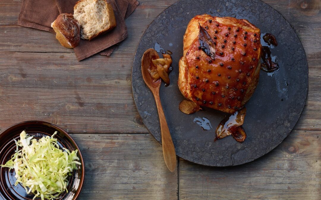 Schweinskrustenbraten mit Nelken gespickt