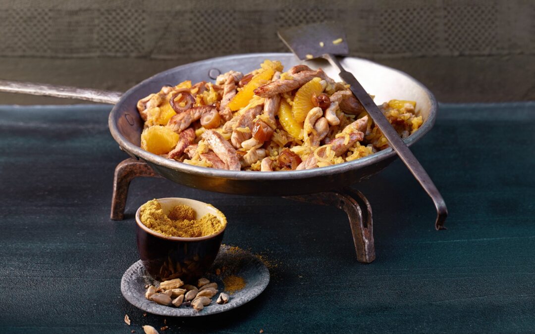 Curry-Reispfanne mit Schweinsgeschnetzeltem und Datteln