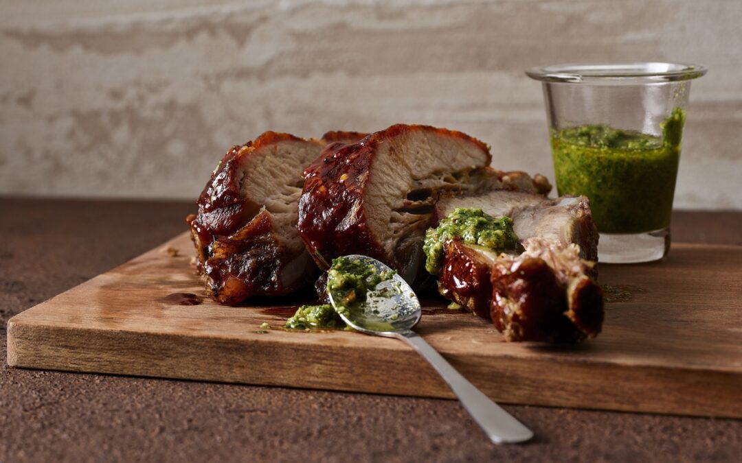 Schweinsbrustspitz vom Grill mit BBQ-Sauce, Rosmarin und Bier